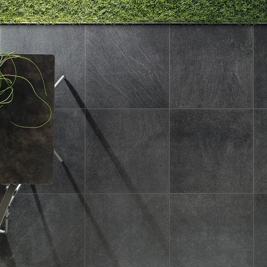 Pavimenti-per-outdoor-effetto-pietra_Ceramiche-Coem_Pietra-Sabbiosa_Grafite-60x60-coem37.jpg